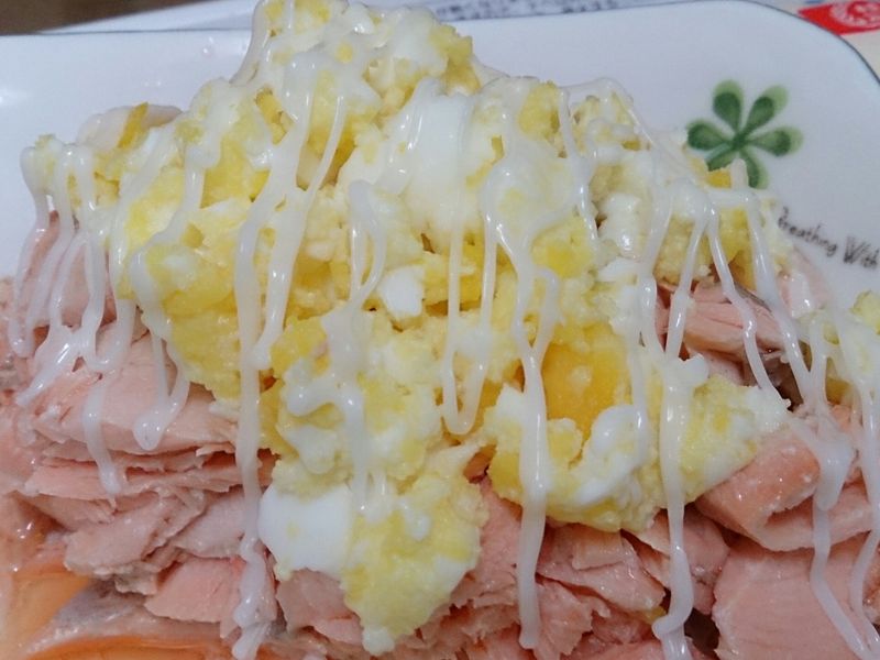 鮭魚沙拉（苦茶油料理）
