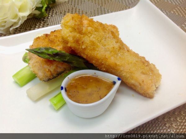 酥炸鮭魚排佐塩麴和風醬