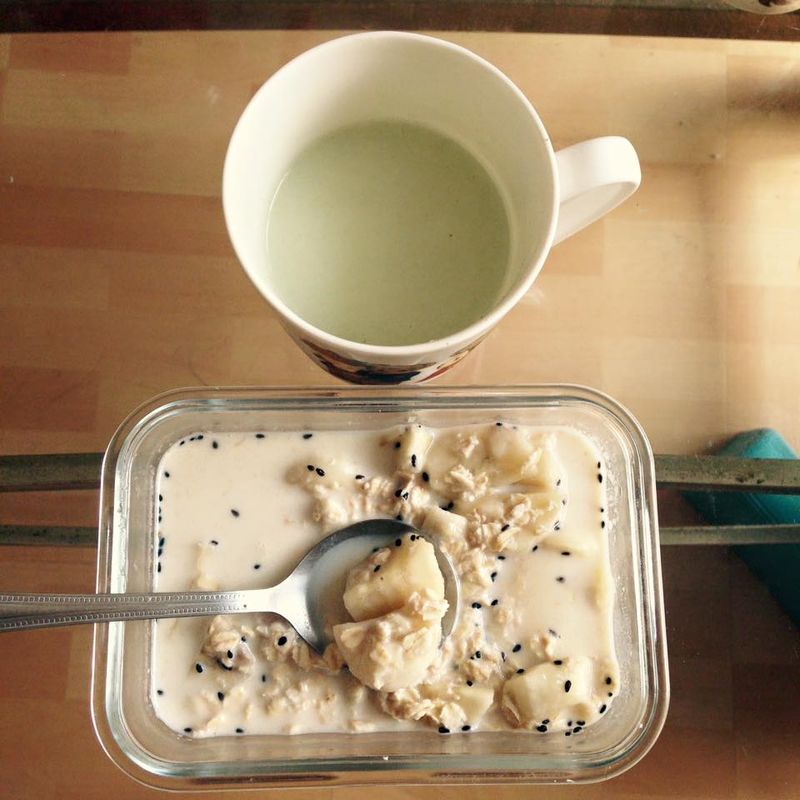 低GI_芝麻香蕉燕麥片+抹茶優酪乳