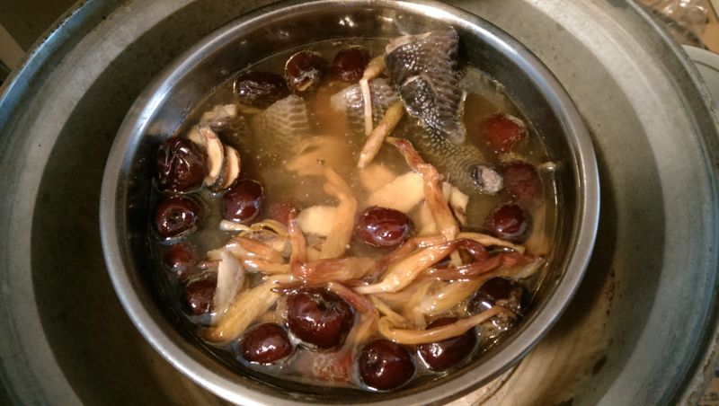 電鍋煮~紅棗金針雞湯