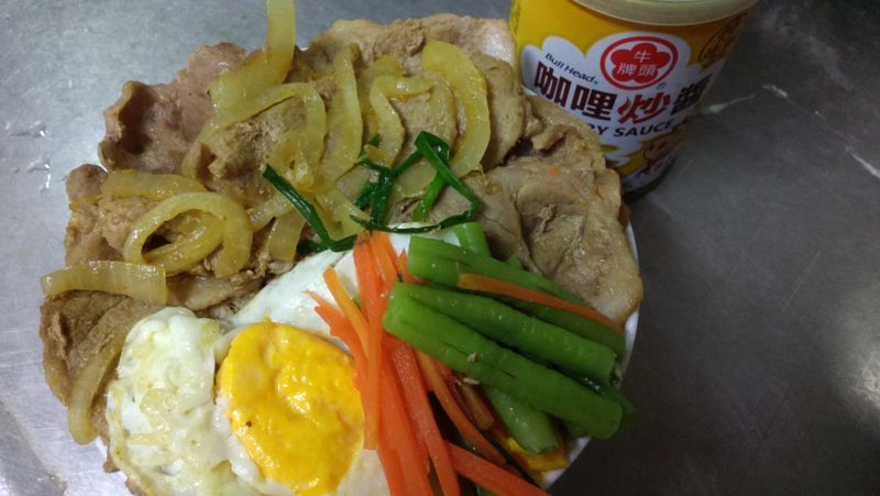 蒜香咖哩月見燒肉飯『牛頭牌咖哩新食代』
