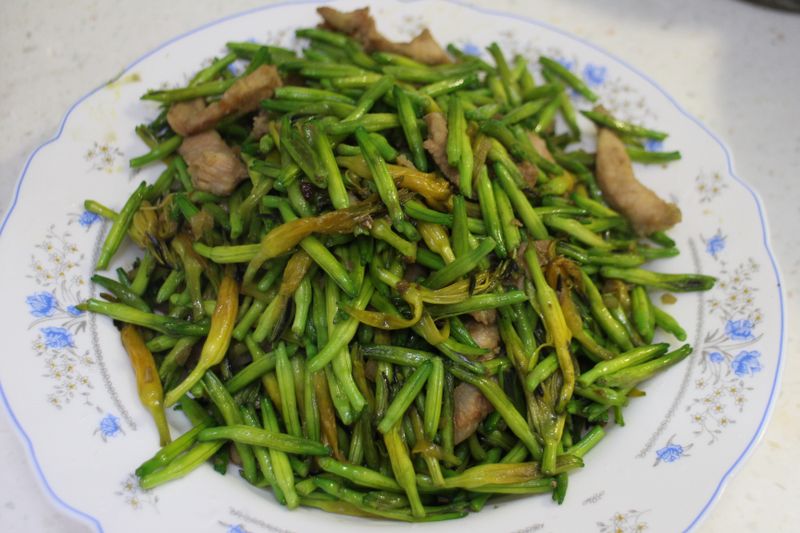 金針花苞炒松坂肉
