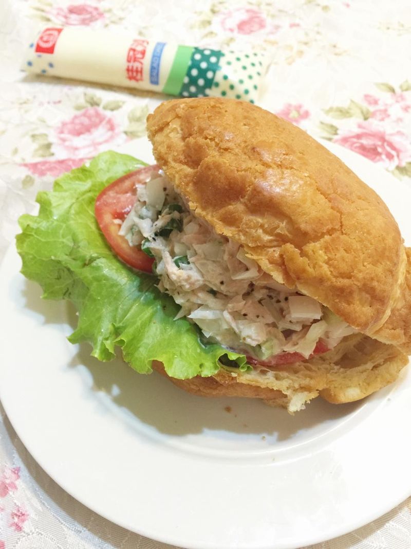 波蘿鮪魚可頌三明治【滿分早點×桂冠沙拉】