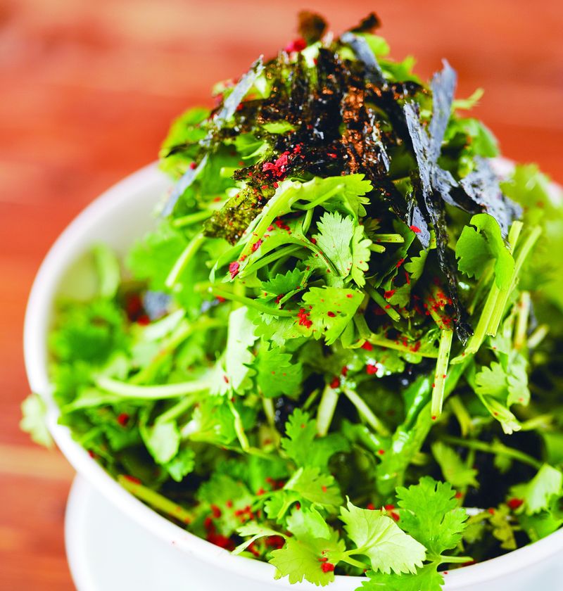 東販小食堂:美味雙重奏 炸彈香菜沙拉