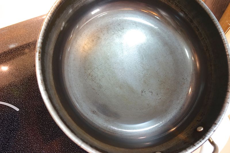 如何使用生鐵鑄鐵鍋如何讓生鐵鑄鐵鍋不沾