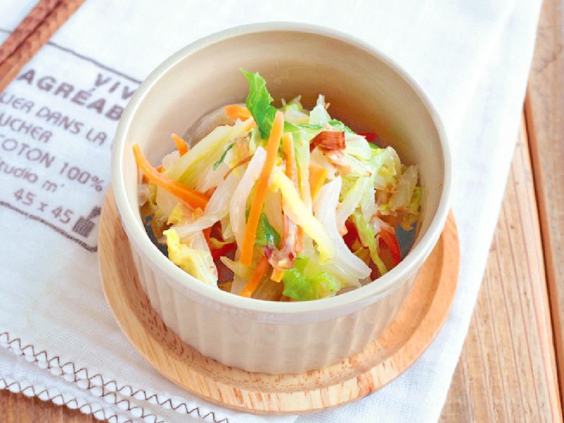 東販小食堂：柴魚片美乃滋拌白菜與紅蘿蔔