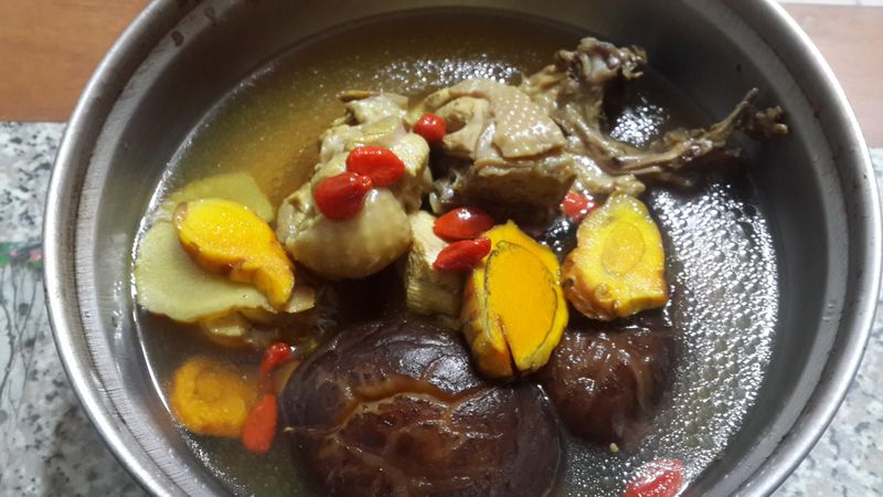 薑黃香菇雞湯~