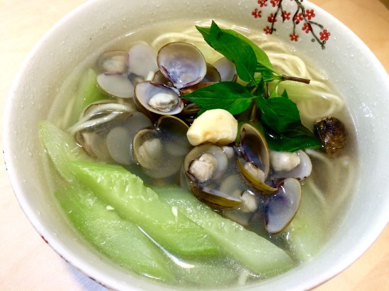 九層塔蒜香蜆仔大黃瓜湯麵