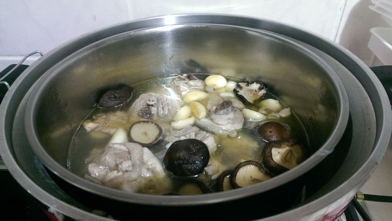 蒜頭香菇雞湯