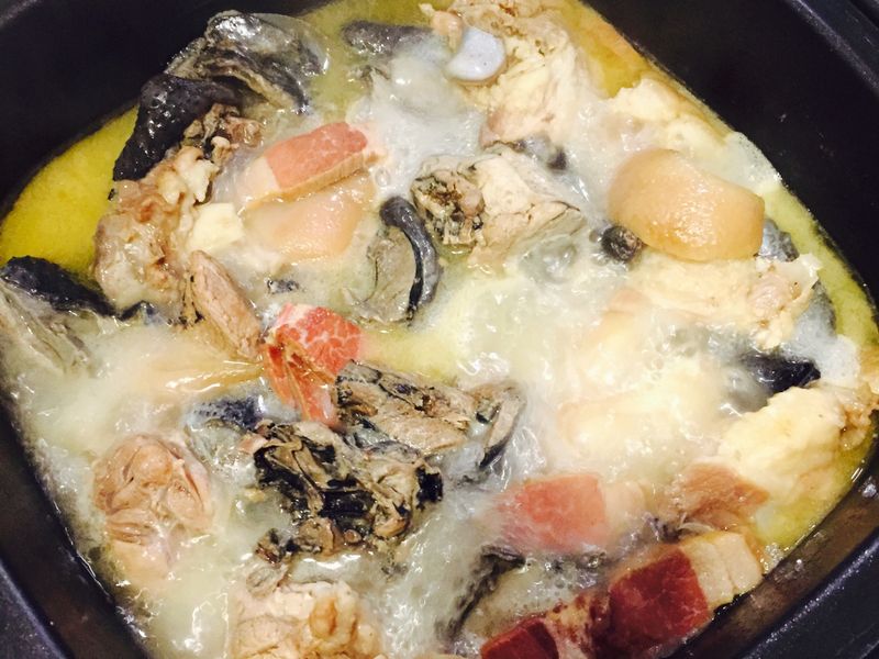 金華火腿豬腳燉雞湯