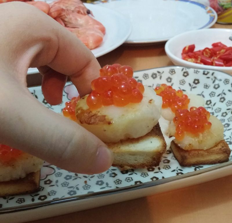 黃金帶子配三文魚子脆多士