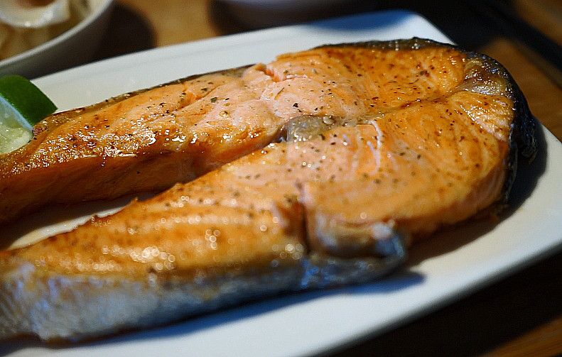 和風鹽燒鮭魚