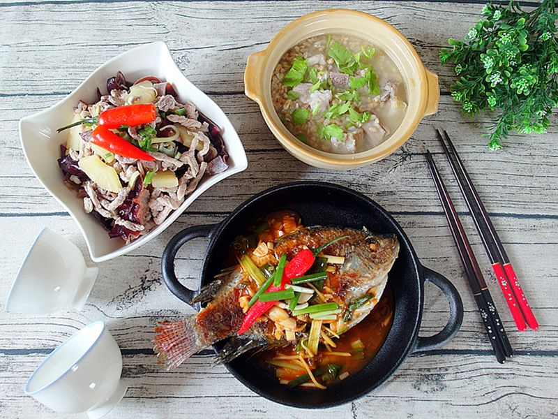 一鍋出一桌:開陽糙米粥+鳳耳肉絲+紅燒魚