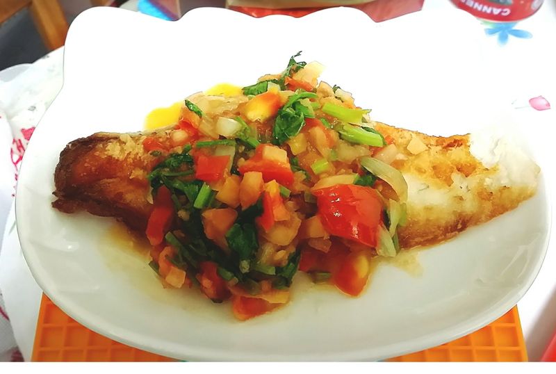 香煎鯛魚佐熱蕃茄sauce