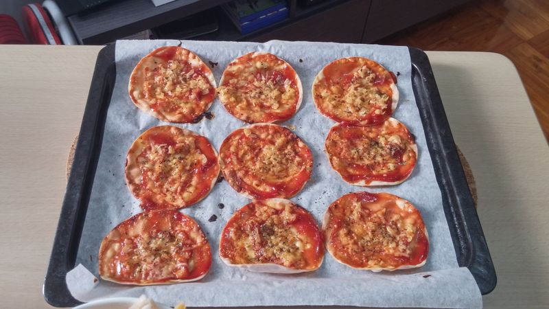 用餃子皮做迷你一口脆pizza