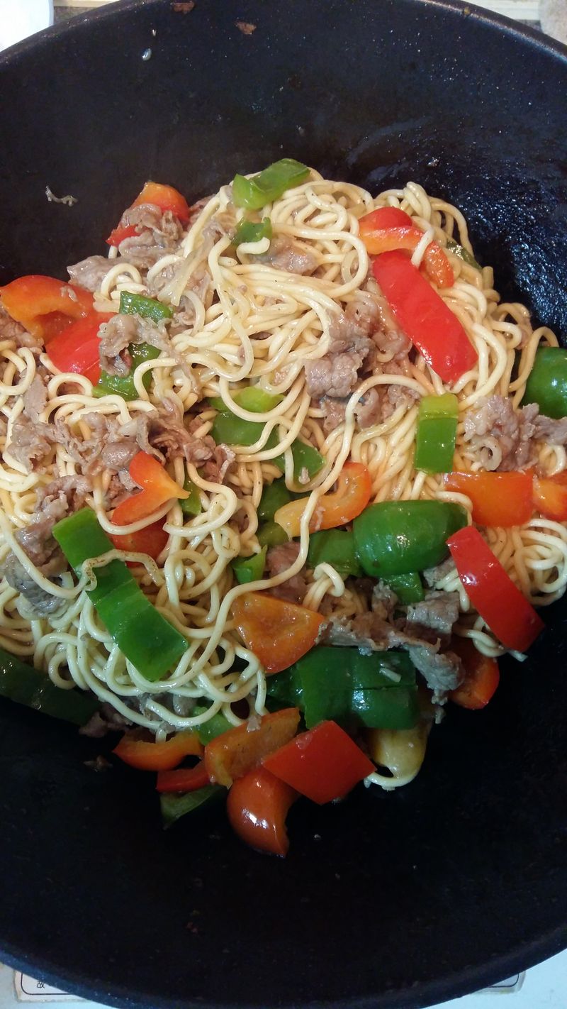 紅綠牛胸肉炒麵