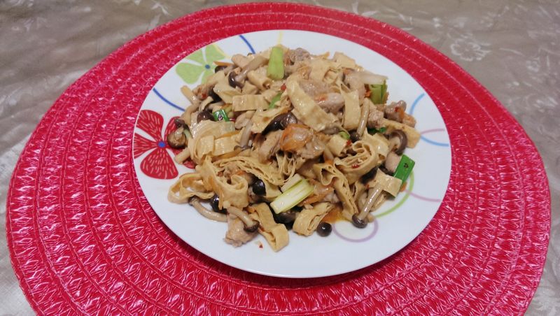 鴻喜菇腐竹炒里肌肉