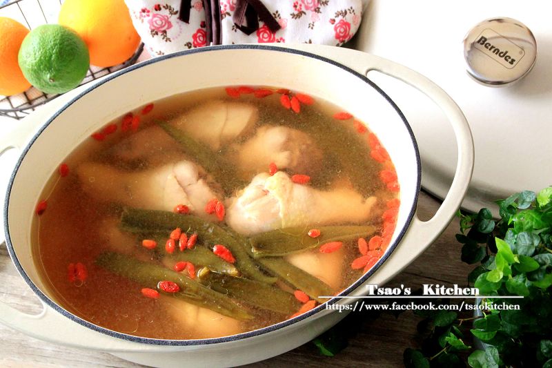 鑄鐵鍋作剝皮辣椒雞湯