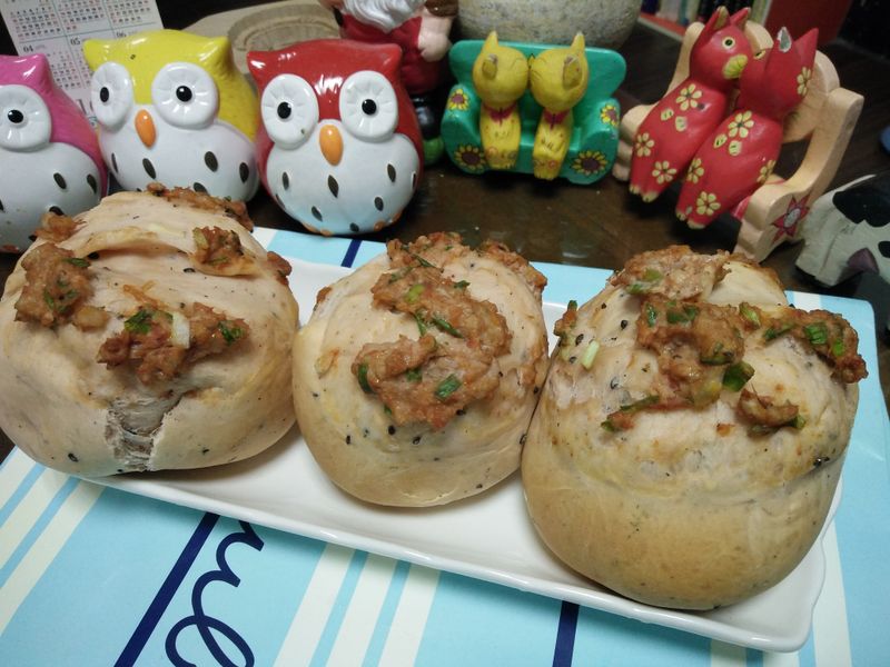 碎肉蔥花麵包