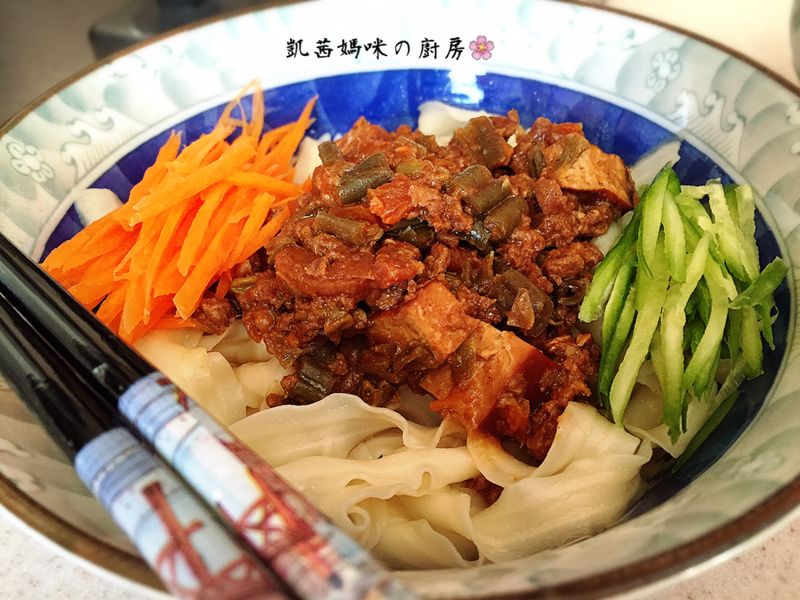多料的炸醬麵🎶