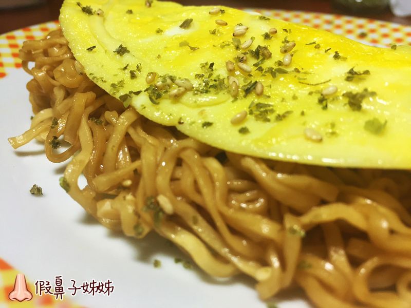 創意料理蛋包醬油泡麵