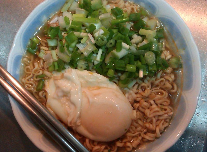水波蛋牛肉泡麵-記憶中的味味麵