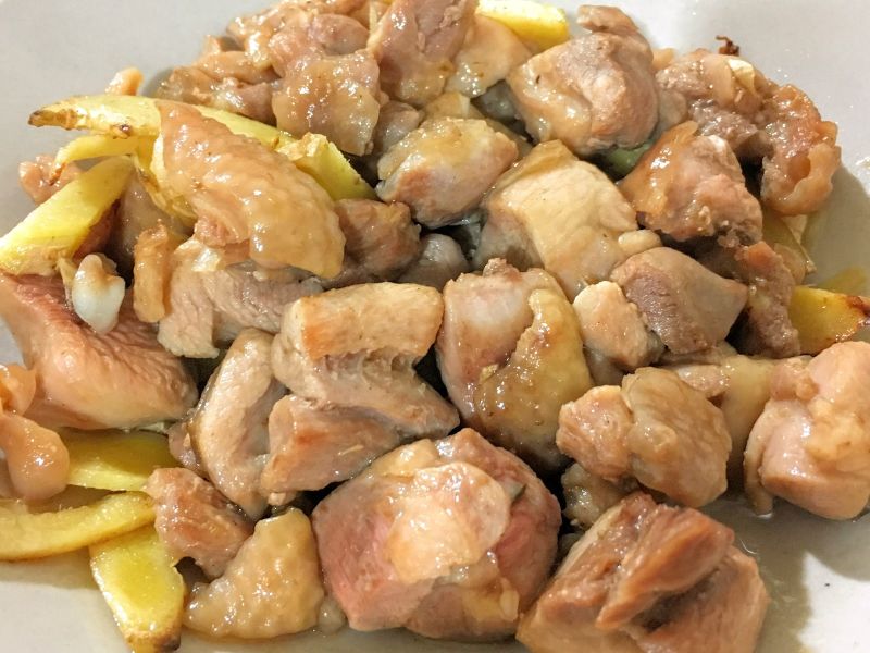 家常菜~ 茶油薑煸雞腿肉