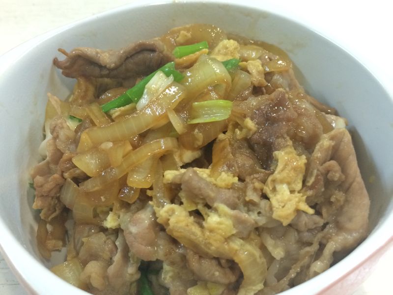 【小電鍋】台式。洋蔥豬肉蓋飯
