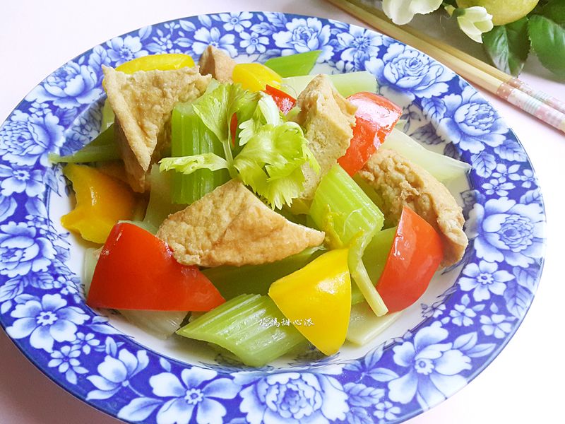 油豆腐炒西芹(5分鐘快速料理)