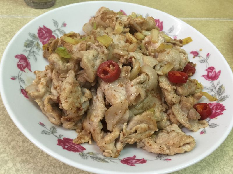 清冰箱囉～剩下的火鍋片與發黃的蔥。