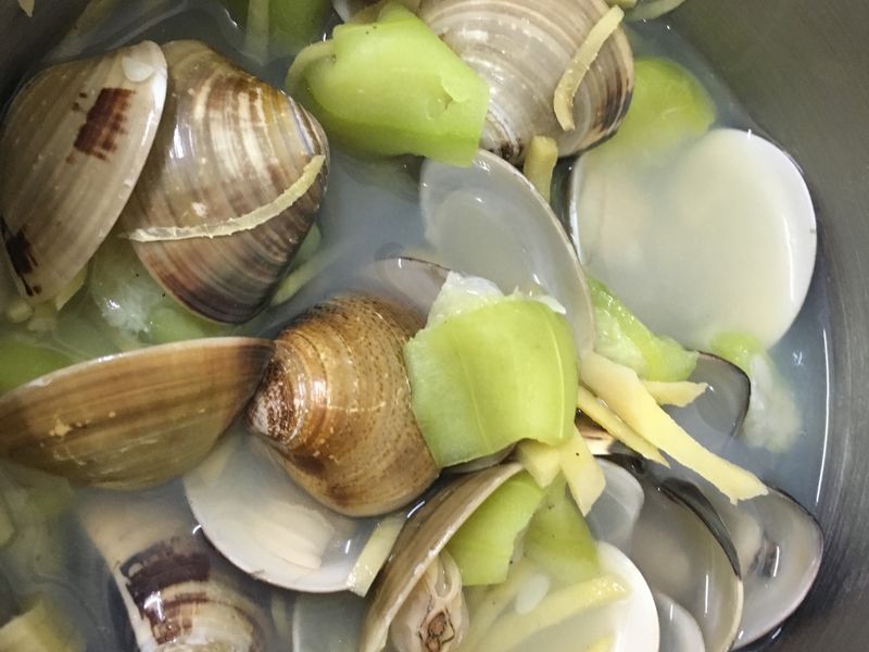 電鍋料理：絲瓜蛤蜊