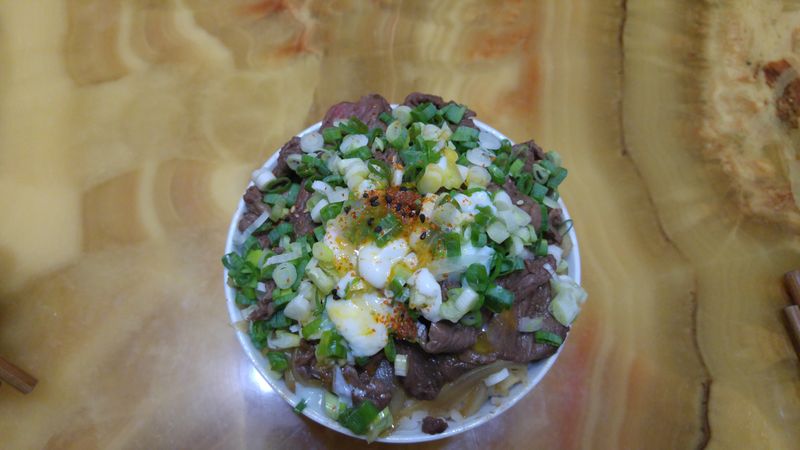 溫泉玉蔥香牛丼