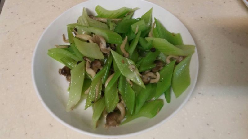 西洋芹炒菇(素)