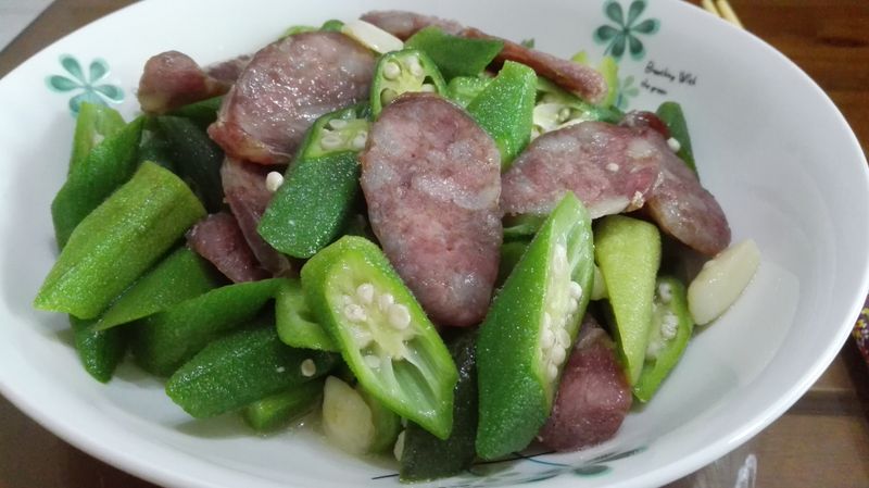 秋葵炒香腸