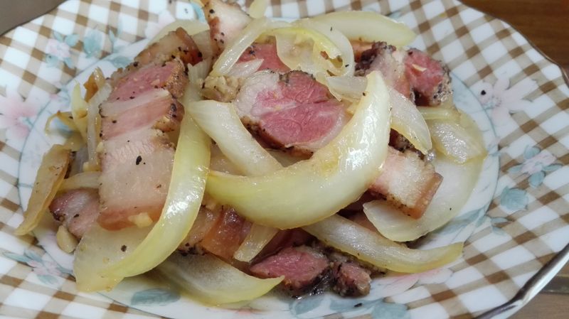 洋蔥炒鹹豬肉