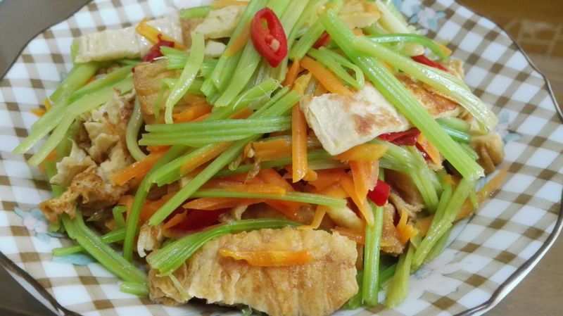 芹菜炒豆包