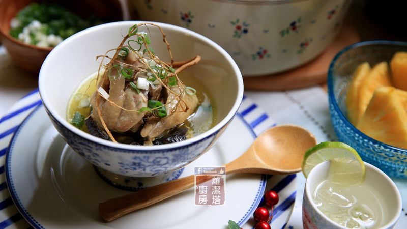 狗尾草燉雞湯。夏日降肝火湯品。