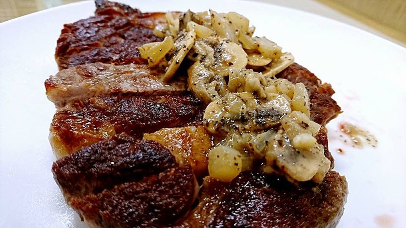 黑胡椒蘑菇佐沙朗牛排
