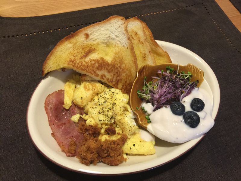 培根炒蛋奶油吐司🍳