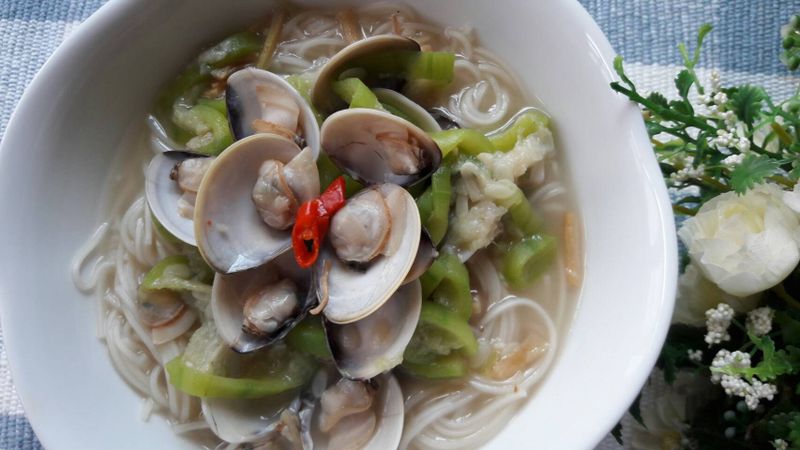 薑香干貝蛤蜊絲瓜湯麵線