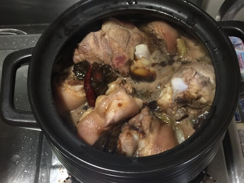 辣梅滷豬腳