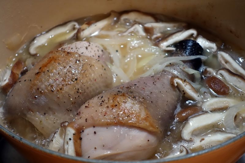 洋蔥鮮菇燉雞腿。簡易雞肉料理