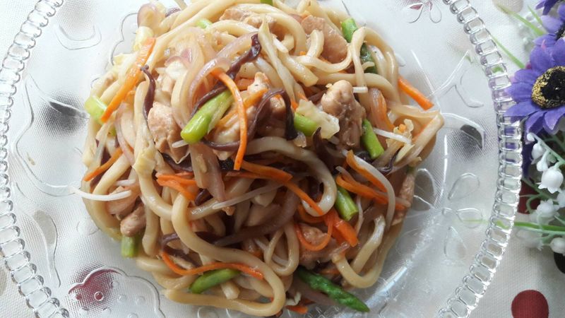 蔬菜蠔油雞肉炒烏冬