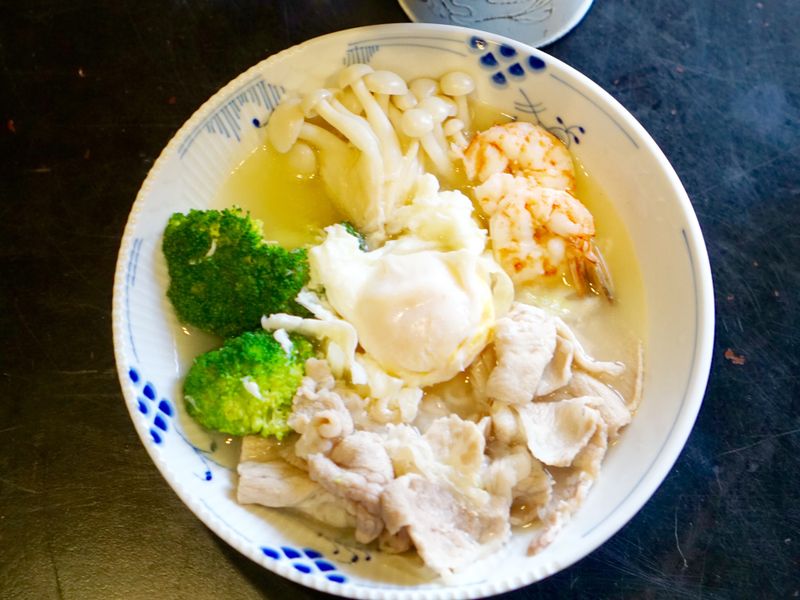 午餐餐桌:熱呼呼的家常鍋燒麵