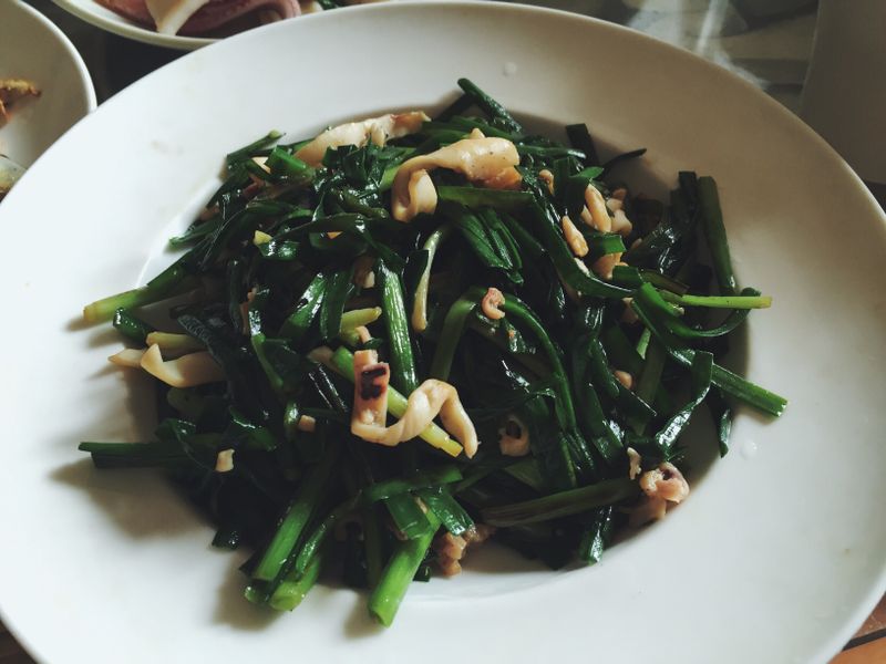 媽媽的家常菜。韭菜炒魷魚乾