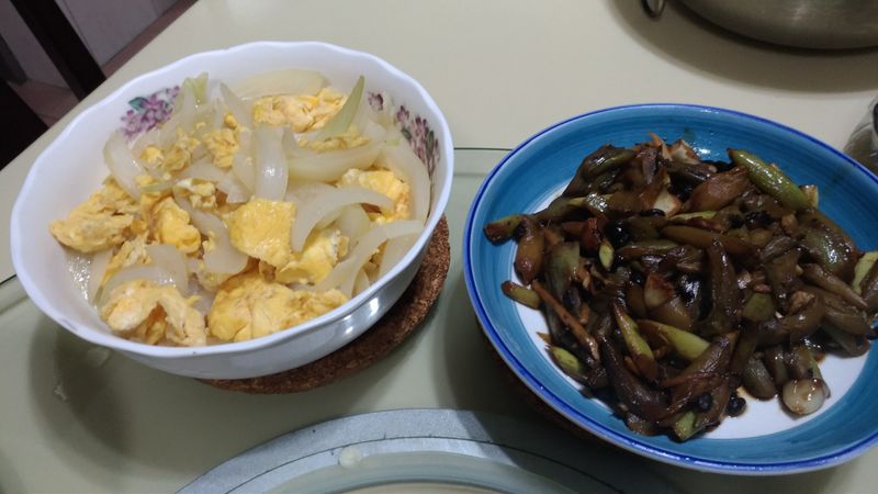 客家餐桌:豆豉炒芋梗&洋蔥炒蛋