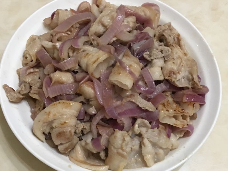 超級簡單紫洋蔥炒五花肉片