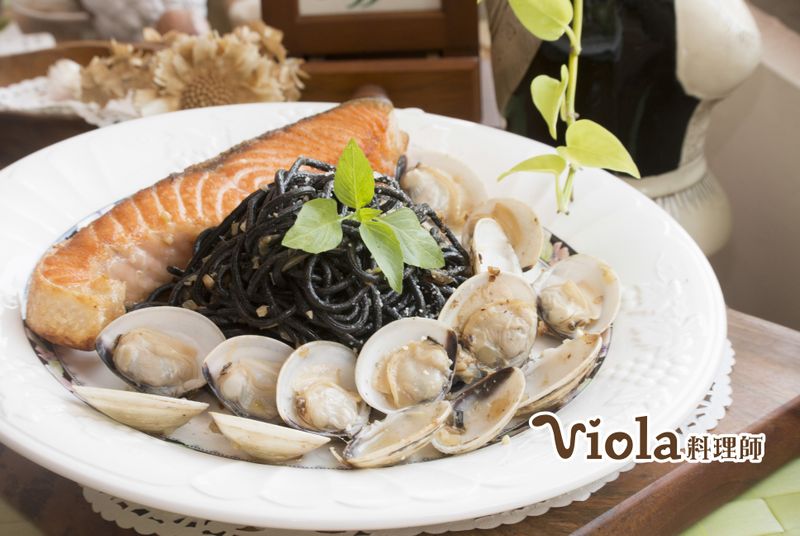 鮭魚海鮮墨魚麵