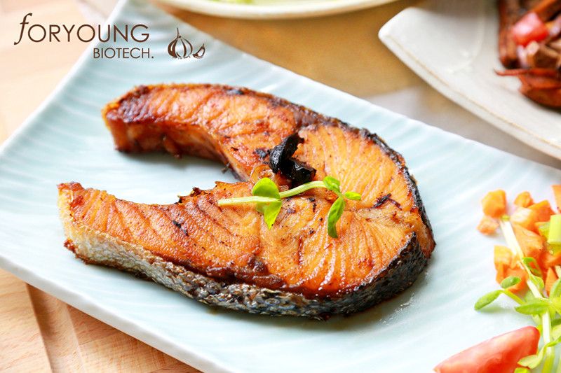 香煎鮭魚佐黑蒜