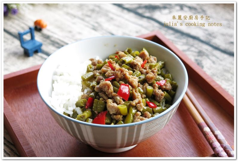 [酸豇豆肉燥蓋飯]鹹辣味重家常菜